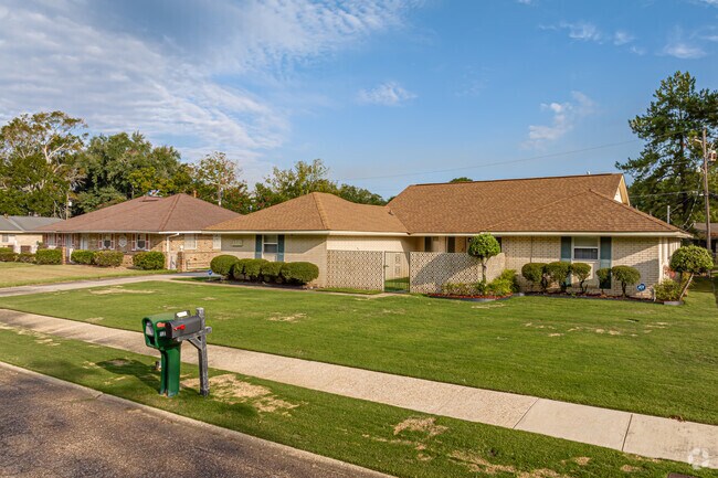 Ranch style homes are common in Highland Farms.