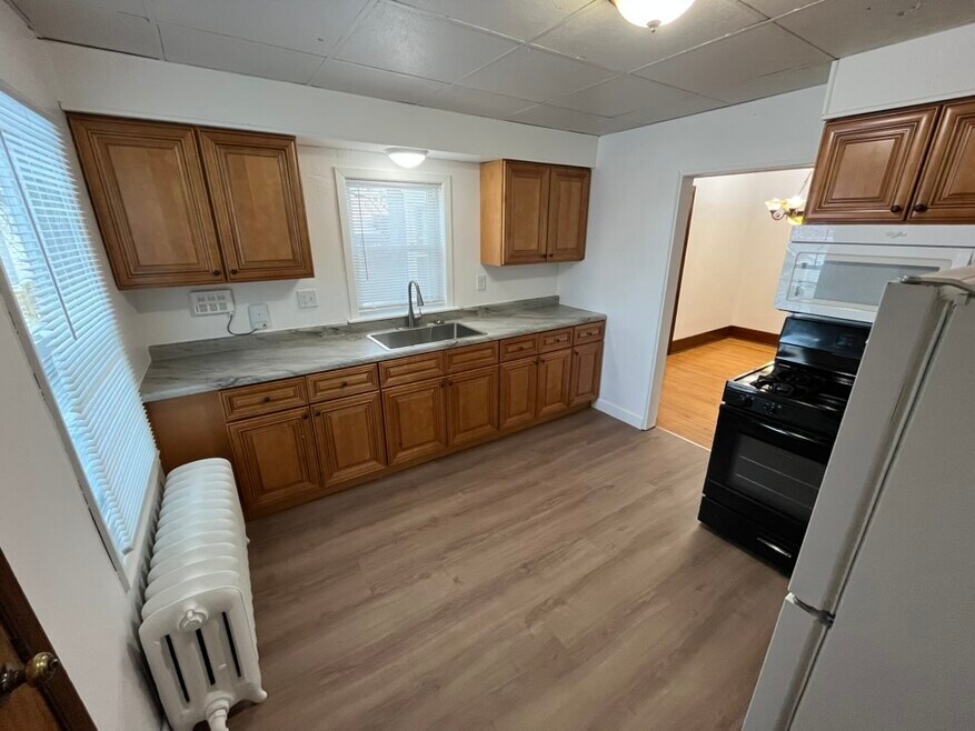 updated kitchen, new flooring/paint/cabinets/large sink