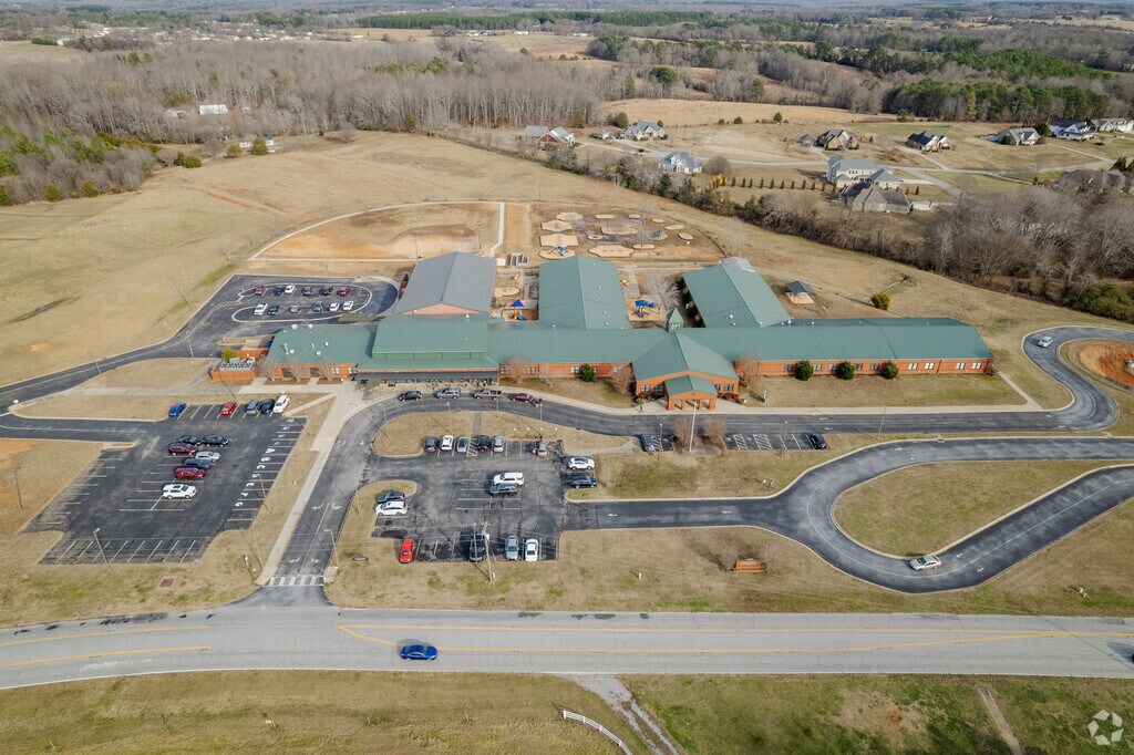 Front of Grassy Pond Elementary School