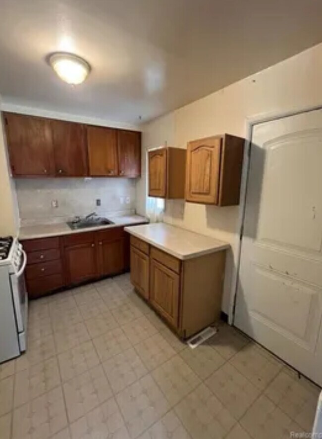 6832 Cornell St, Taylor, MI 48180 - photo 4