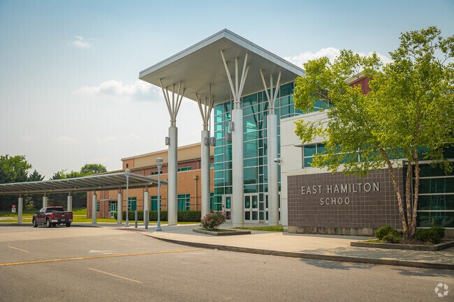 East Hamilton School offers education to the students of the surrounding neighborhoods.