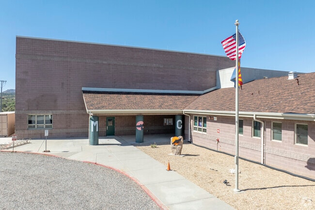 Peeples Valley’s Model Creek Elementary School gets a grade of B- from Niche.com.