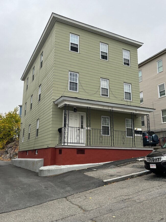 17 Shamrock St, Worcester, MA 01605