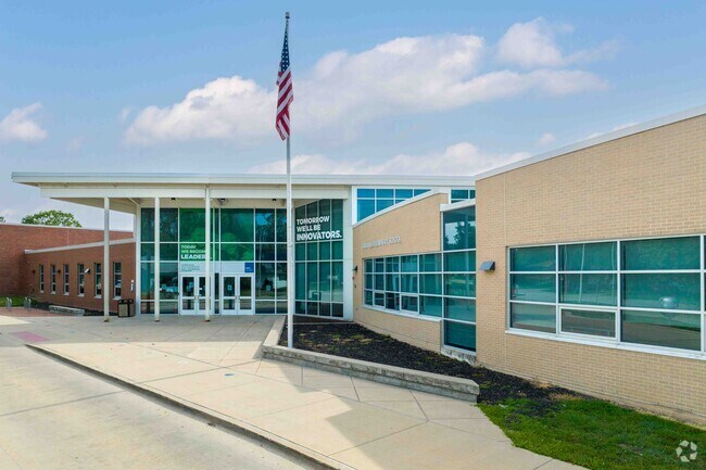 Garden Hills Elementary School in Champaign, IL is a public school with 379 students.
