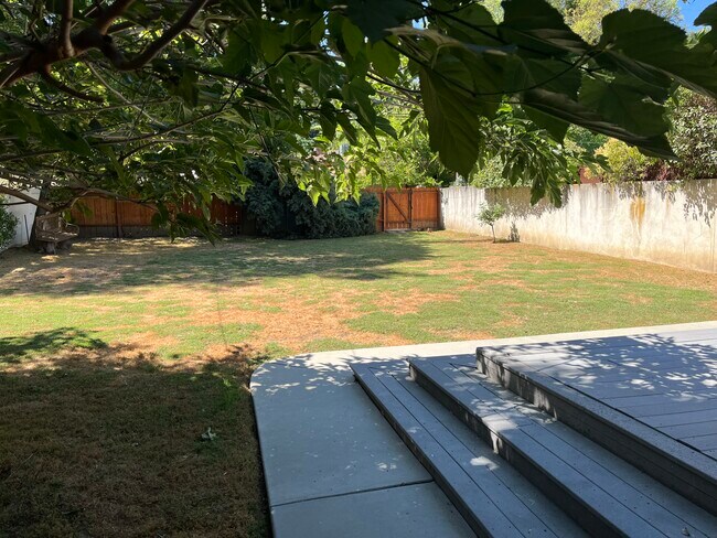 21050 Avenue San Luis unit A, Woodland Hills, CA 91364 - photo 4