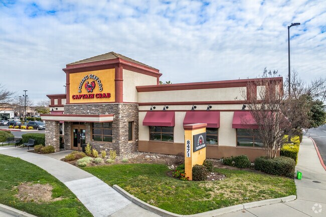 Captain Crab Boiling Seafood offers a great selection of tasty dishes in Vineyard.