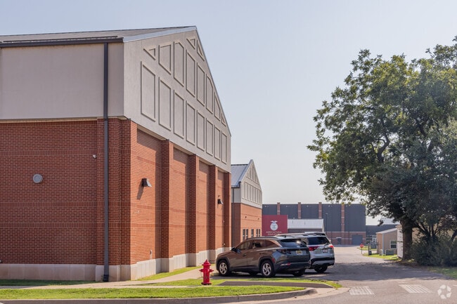 Elgin Elementary School provides education in the neighborhood of Elgin.