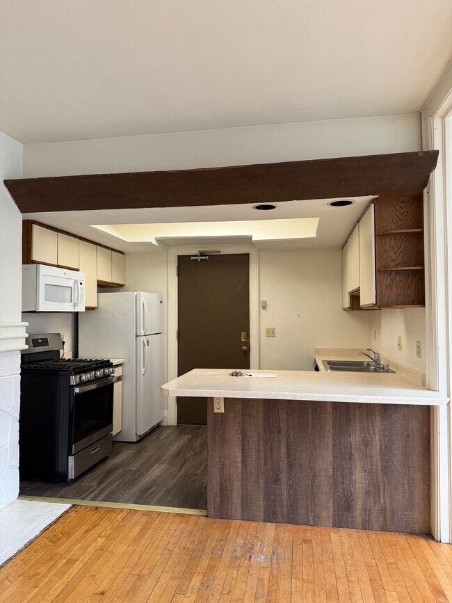 612 Howard Plaza unit G, Madison, WI 53703 - photo 5