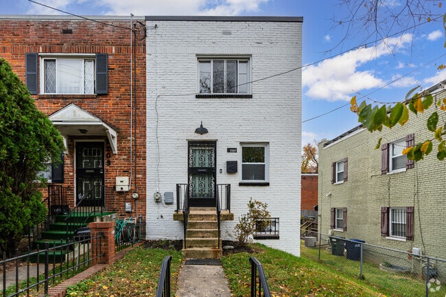 Townhomes are the bulk of the properties located in Knox Hill.