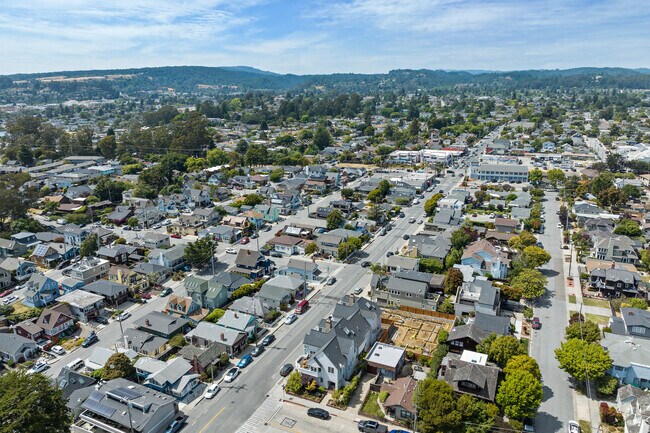Stroll through Upper Seabright, where charming houses meet beautiful beach vistas.