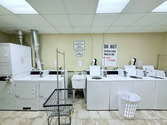 839 W Sheridan Rd unit 215, Chicago, IL 60613 - photo 2