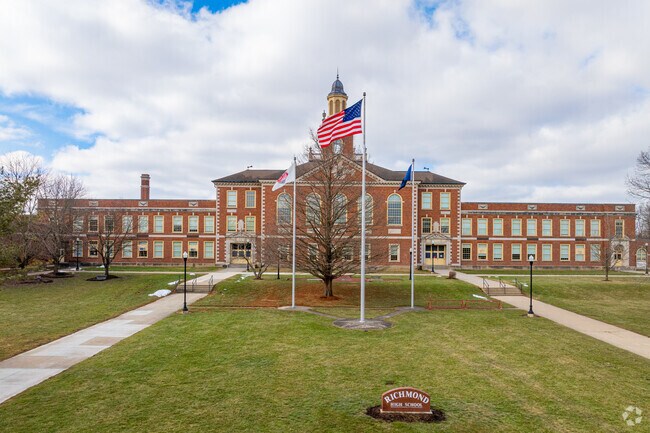 Richmond High School receives an overall Niche grade of B.