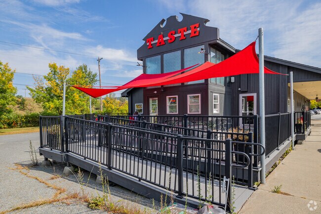 For a delicious breakfast or lunch, head over to Taste in nearby Lebanon.