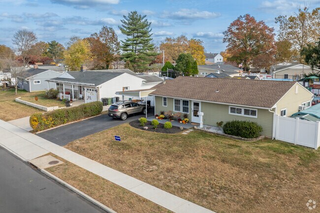 Ranch homes are one of the most common house type in Elderberry Pond.
