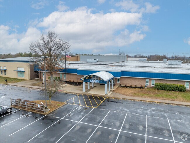 The student-teacher ratio at Oldham County Middle School is 15:1.