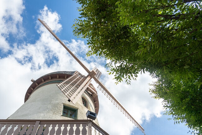 Das Bevo Oktoberfest is hosted under the iconic Bevo Mill windmill.