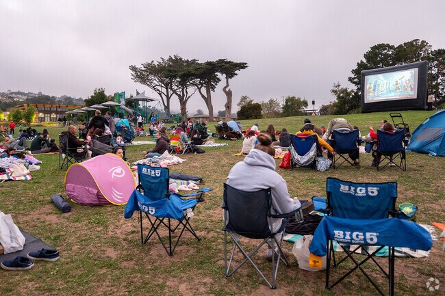 Millbrae Goes to the Movies brings Green Hills families out for a night of fun.