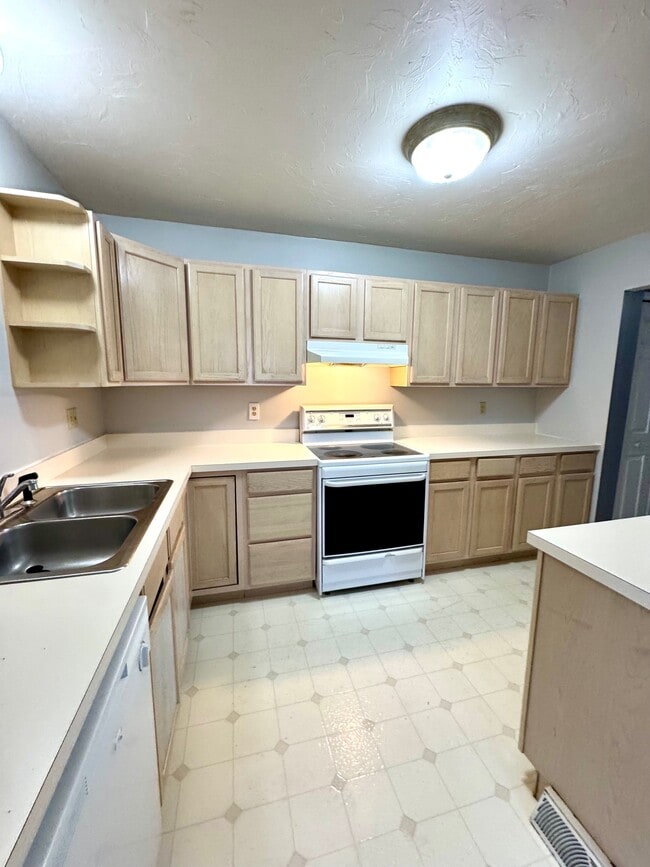 626 Eichelberger St, Hanover, PA 17331 - photo 3