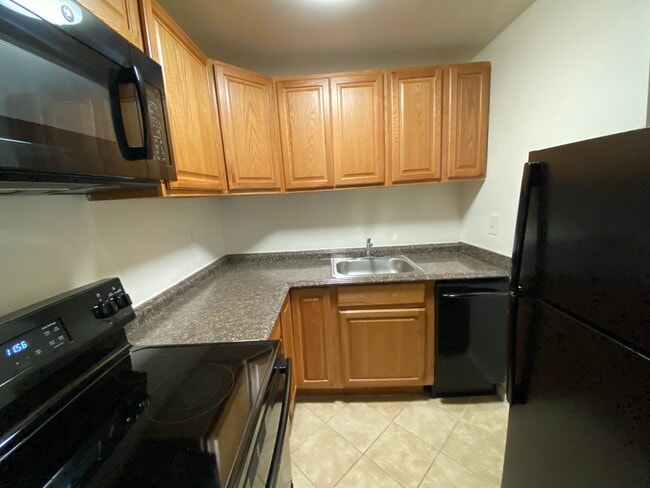 Clarendon Court Apartments, Arlington, VA 22201 - photo 3