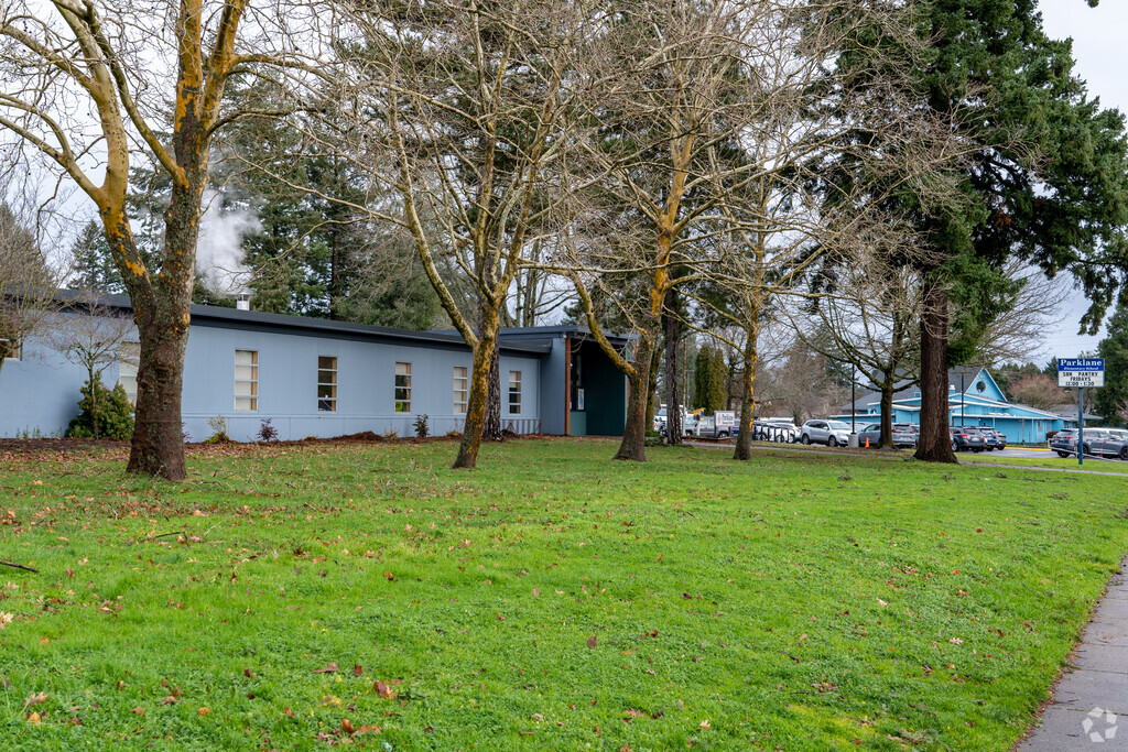 A grassy area sits in front of Parklane Elementary School.