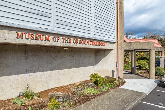 History buffs will appreciate the town’s rich past, which they can explore at the local Museum of the Oregon Territory.