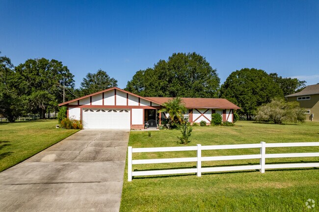 Ranch-style homes are prominent in Tomoka Farms.