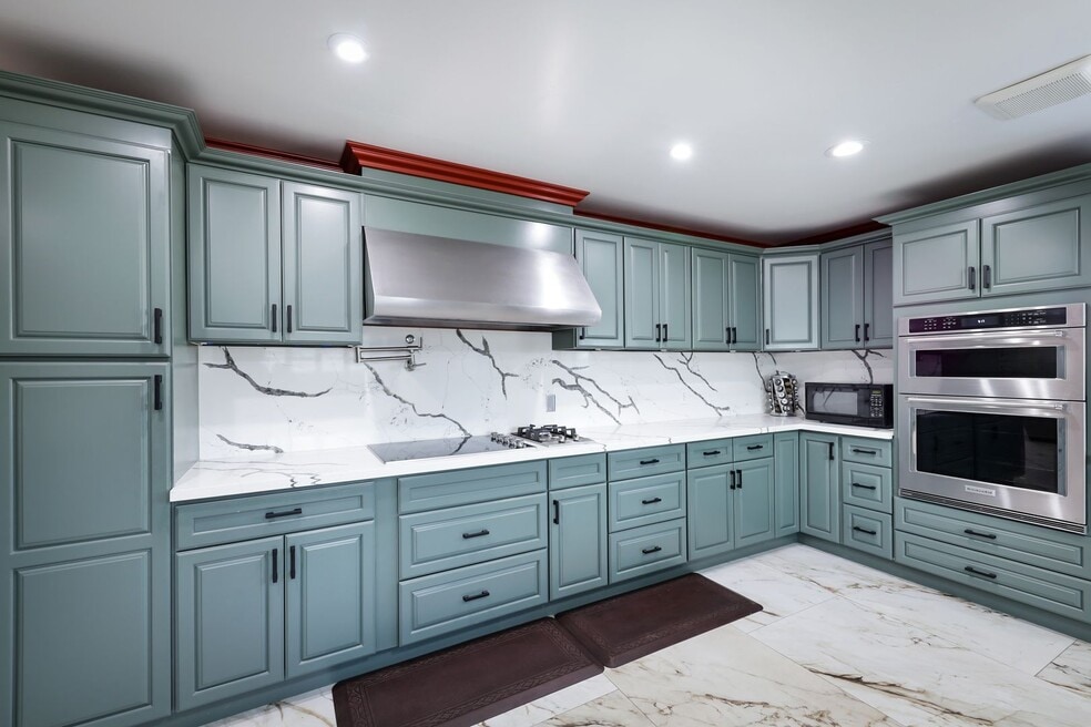 FOR RENT Fully Remodeled 4 Bed / 3 Bath Ho...