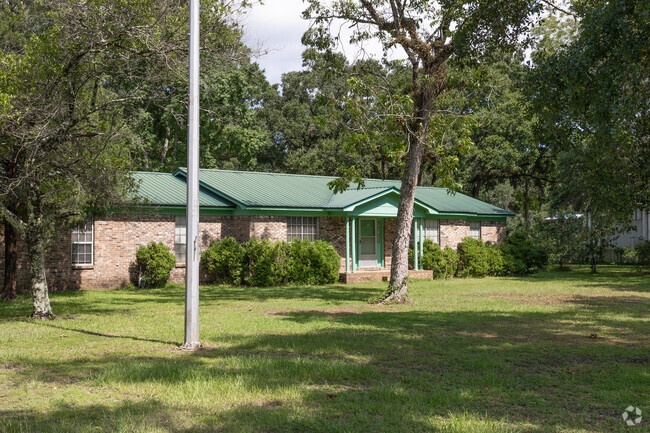 Brick ranch homes with well cared for yards are a common sight in Plantation.