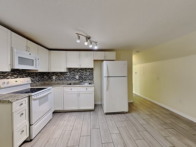 613 E 2nd St, Sanford, FL 32771 - photo 2