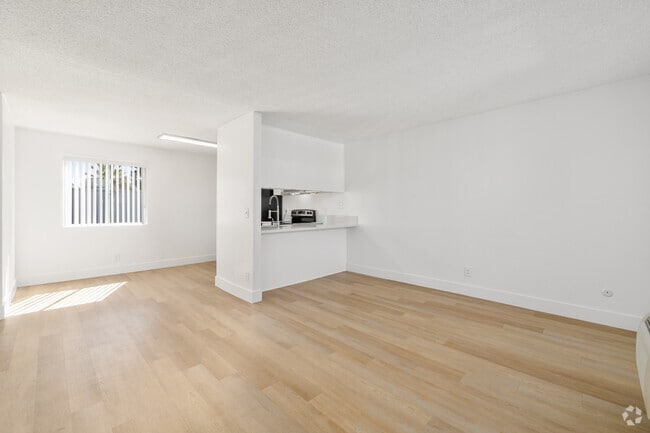 1BR, 1BA - 560SF - Living Room