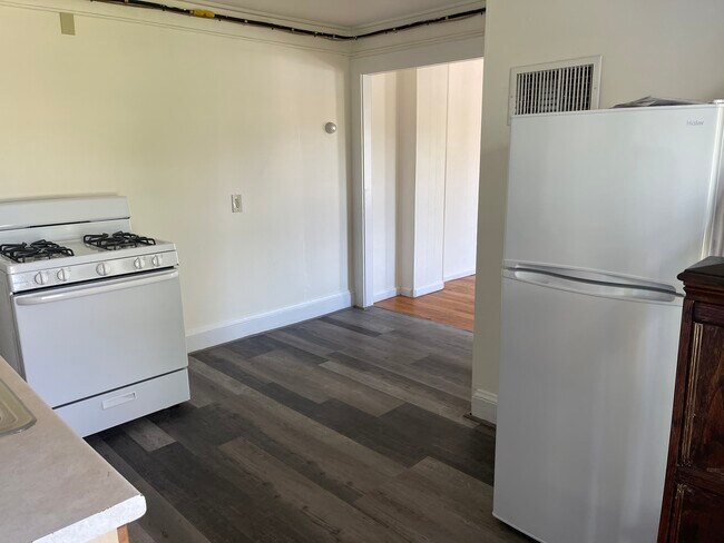 16 Lake St unit 16 Lake Street 2 Wes, Middletown, CT 06457 - photo 4