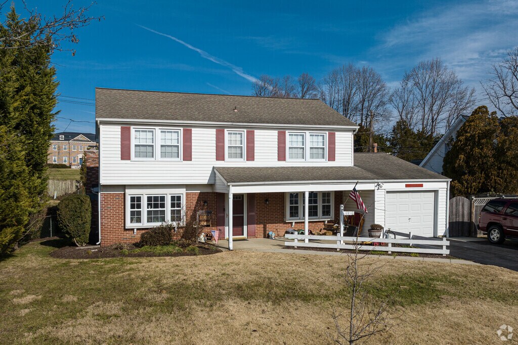 Colonial Revival homes are a popular sight in Fox Hill.