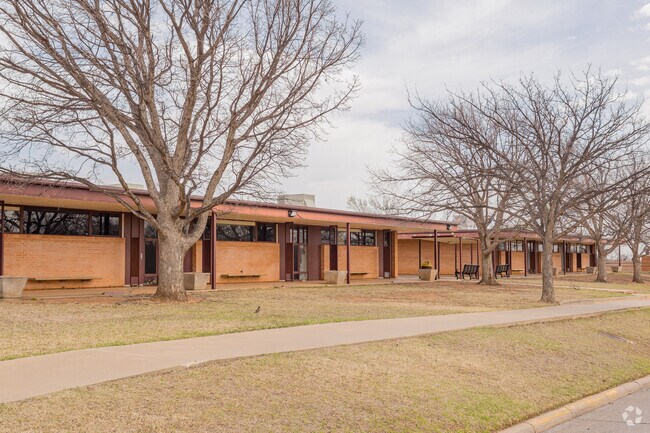Washington Elementary School provides education in the Clinton area.
