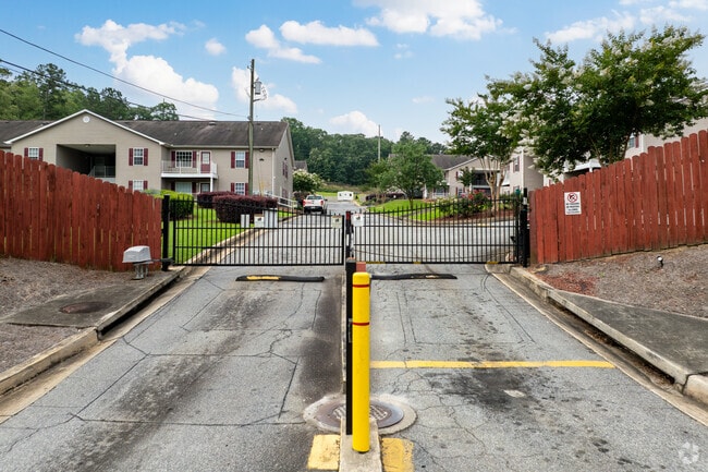 Village Square, Barnesville, GA 30204 - photo 4