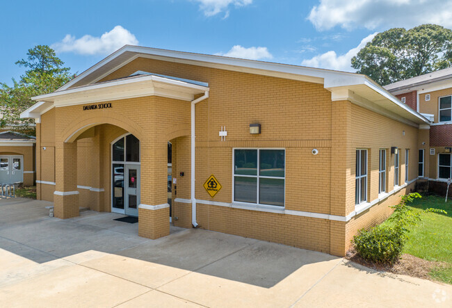 Dalraida Elementary School serves around 660 students daily.