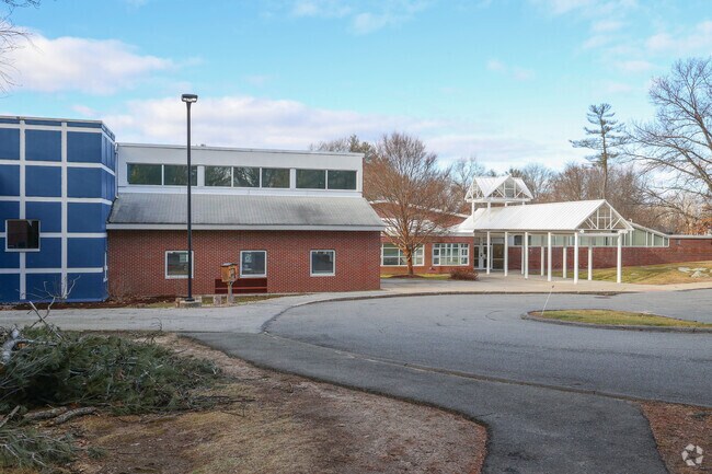 J Turner Hood is located in North Reading, MA.