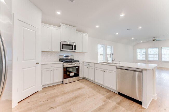 110 Orange Blossom Ct unit 38028579, Mont Belvieu, TX 77535 - photo 7