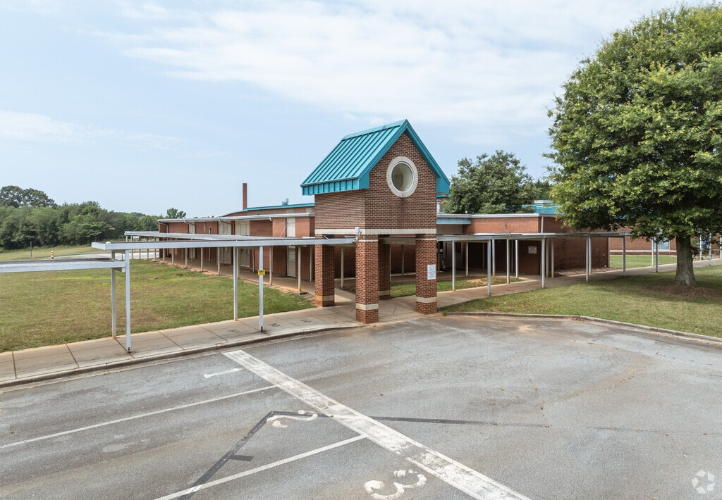 The student-teacher ratio is 14:1 Oxford Elementary School.