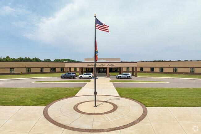 Lewisburg Middle School Serves students in grades 6-8.