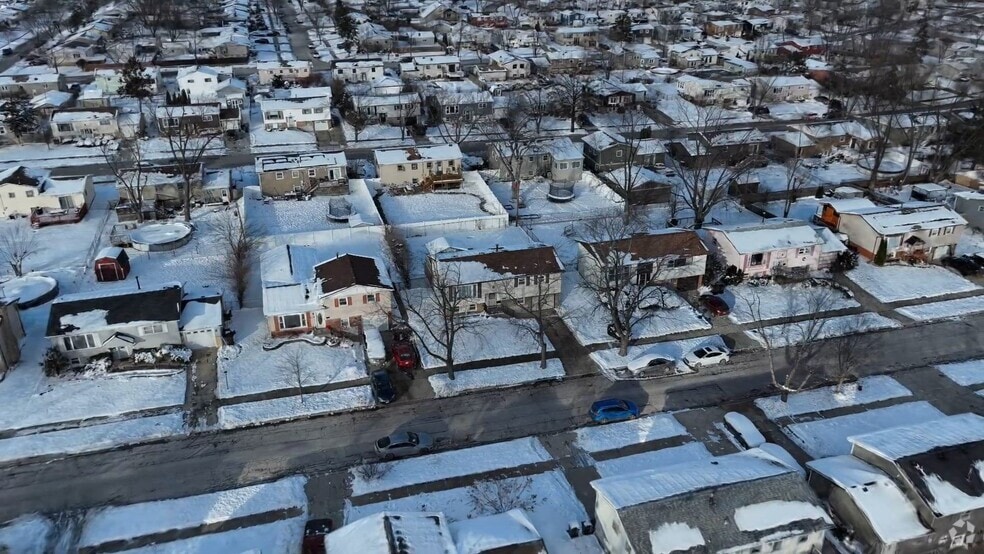 5918 Stuart Ln, Oak Forest, IL 60452 - photo 2