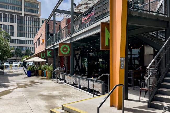 Moku has open and outdoor seating for its patrons.