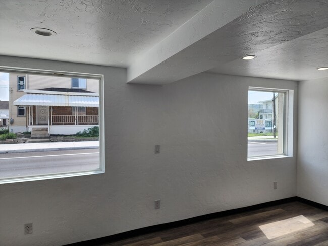 21 S 4th St unit Apartment @1, Youngwood, PA 15697 - photo 4