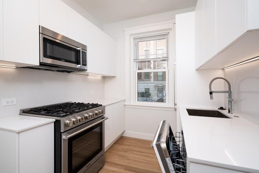 18 Forest St unit 3, Cambridge, MA 02140 - photo 1