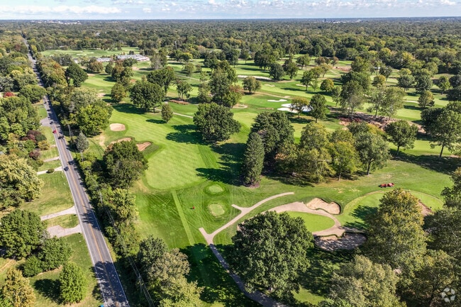 Meridian Hills Country Club offers the premier in relaxation and socialization to Indianapolis.