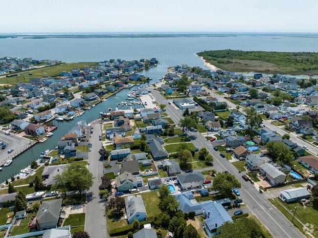 Bay views from Lindenhurst showcase tranquil waters along Long Island’s South Shore.