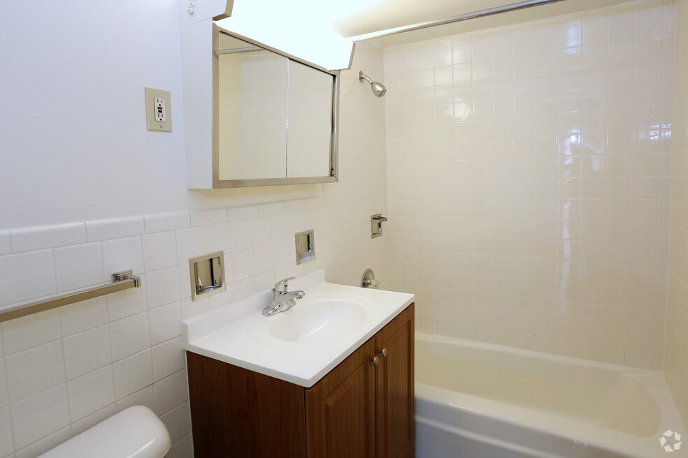Briarwood Apartments, Waukegan, IL 60085 - photo 2