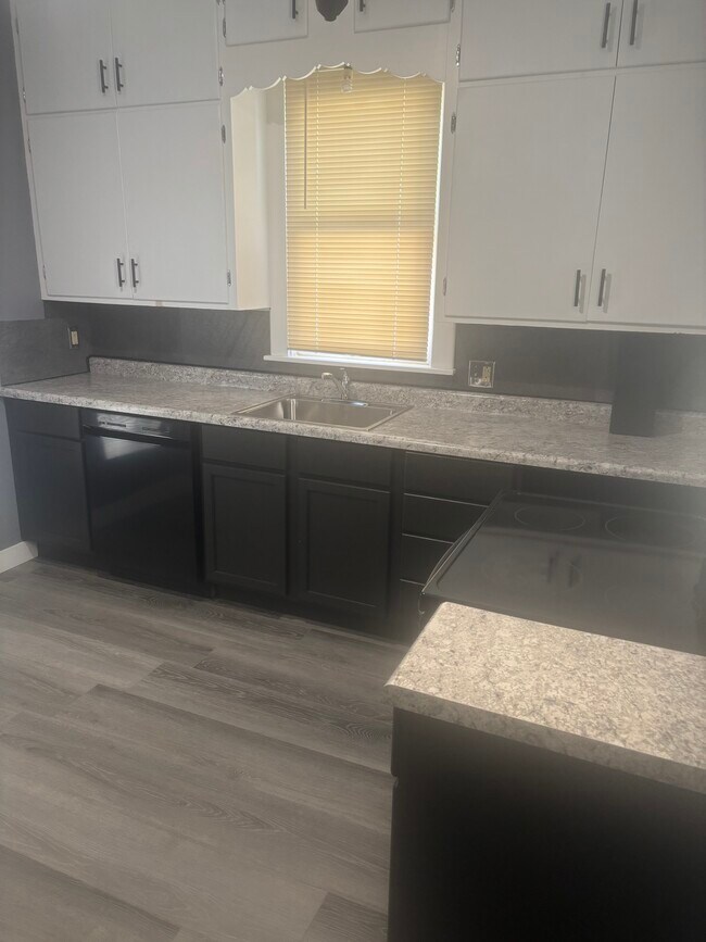 805 N 5th St unit 805 N 5th St, Mankato, MN 56001 - photo 2