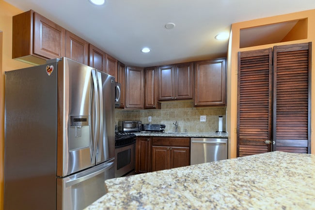 18601 Walkers Choice Rd unit 3, Montgomery Village, MD 20886 - photo 5