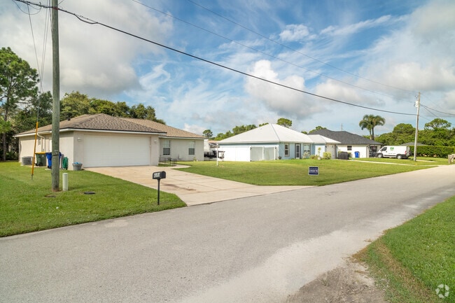 3 bedroom single family sit in rows on medium sized lots in Sebring Country Estates.