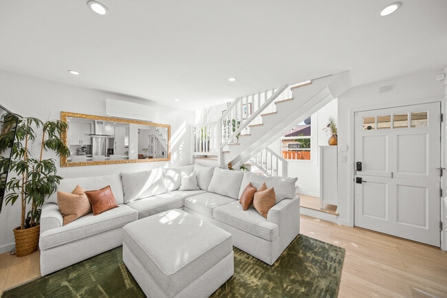 906 Victoria Ave, Venice, CA 90291 - photo 2